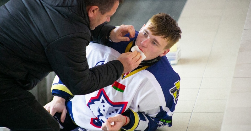 Белорусскому хоккеисту сломали челюсть. Он не смог продолжить матч Betera-Экстралиги