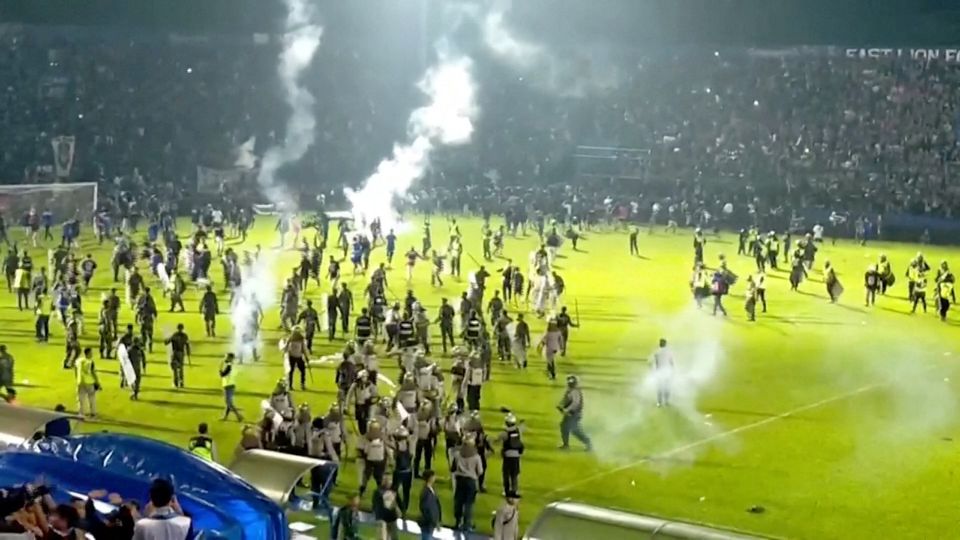 В Индонезии из-за беспорядков на стадионе погибли 174 человека