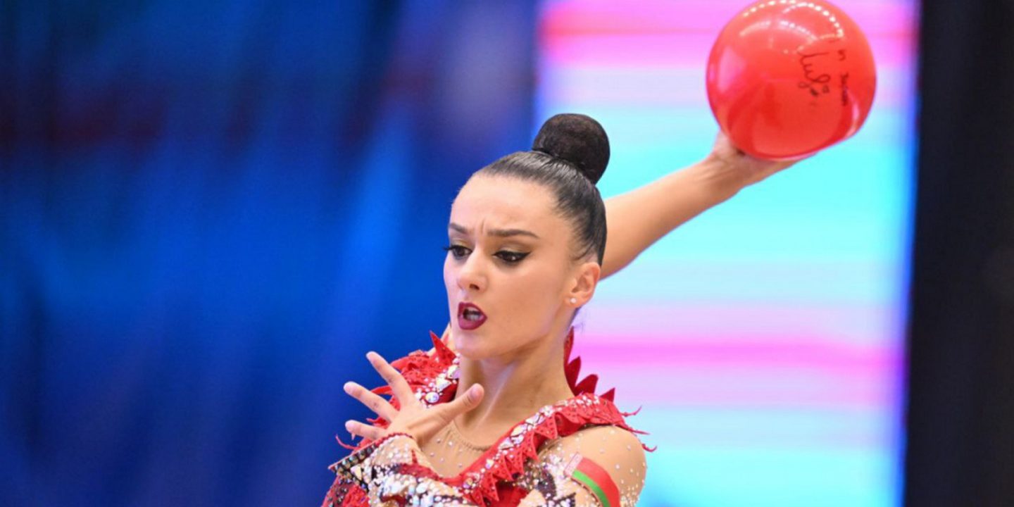 Алина Горносько выиграла серебро в многоборье на турнире в Пекине