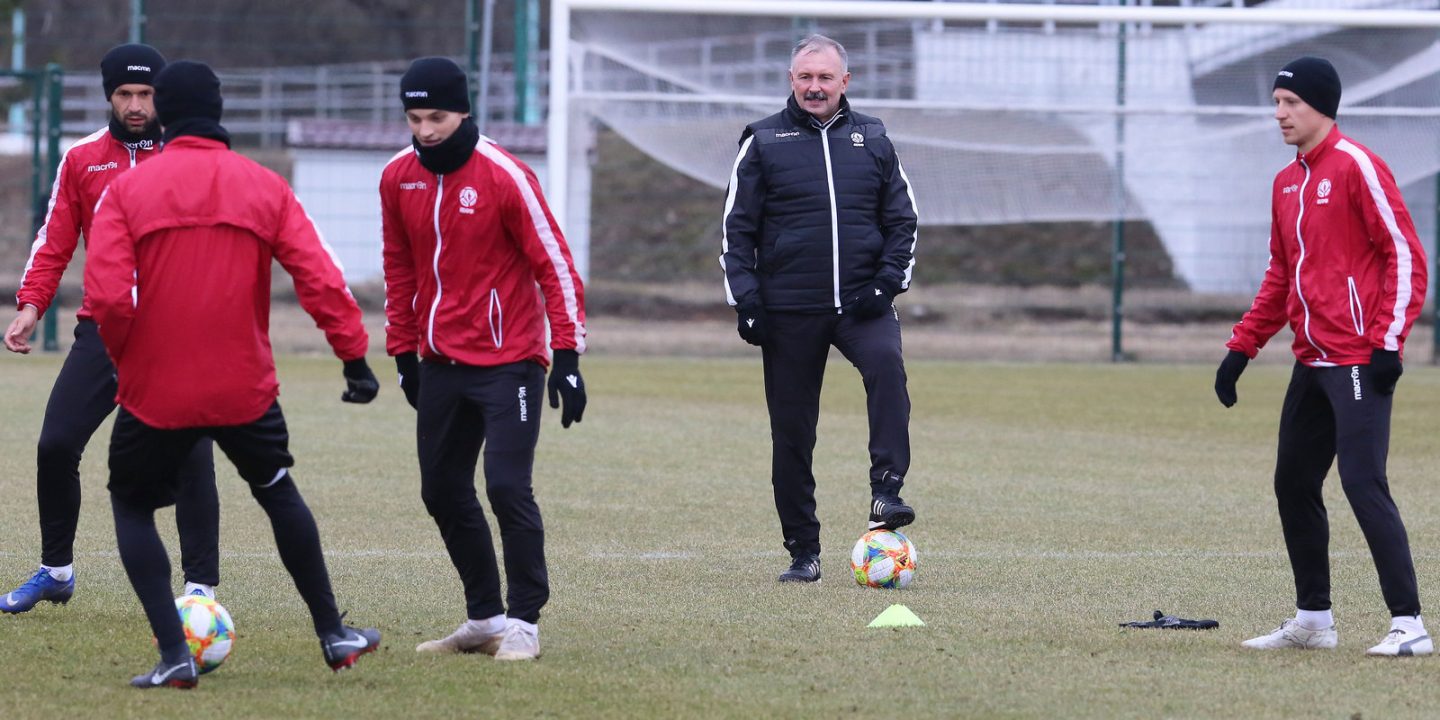 Один экс-тренер сборной Беларуси может стать помощником другого в клубе первой лиги
