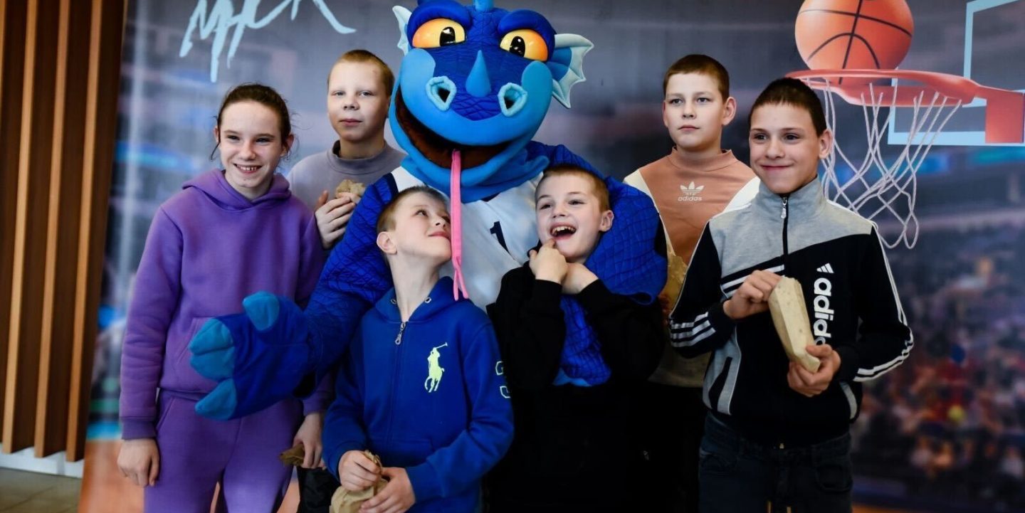 Проект Sportera открывает мир баскетбола для детей из Бегомля. Как порадовали ребят?