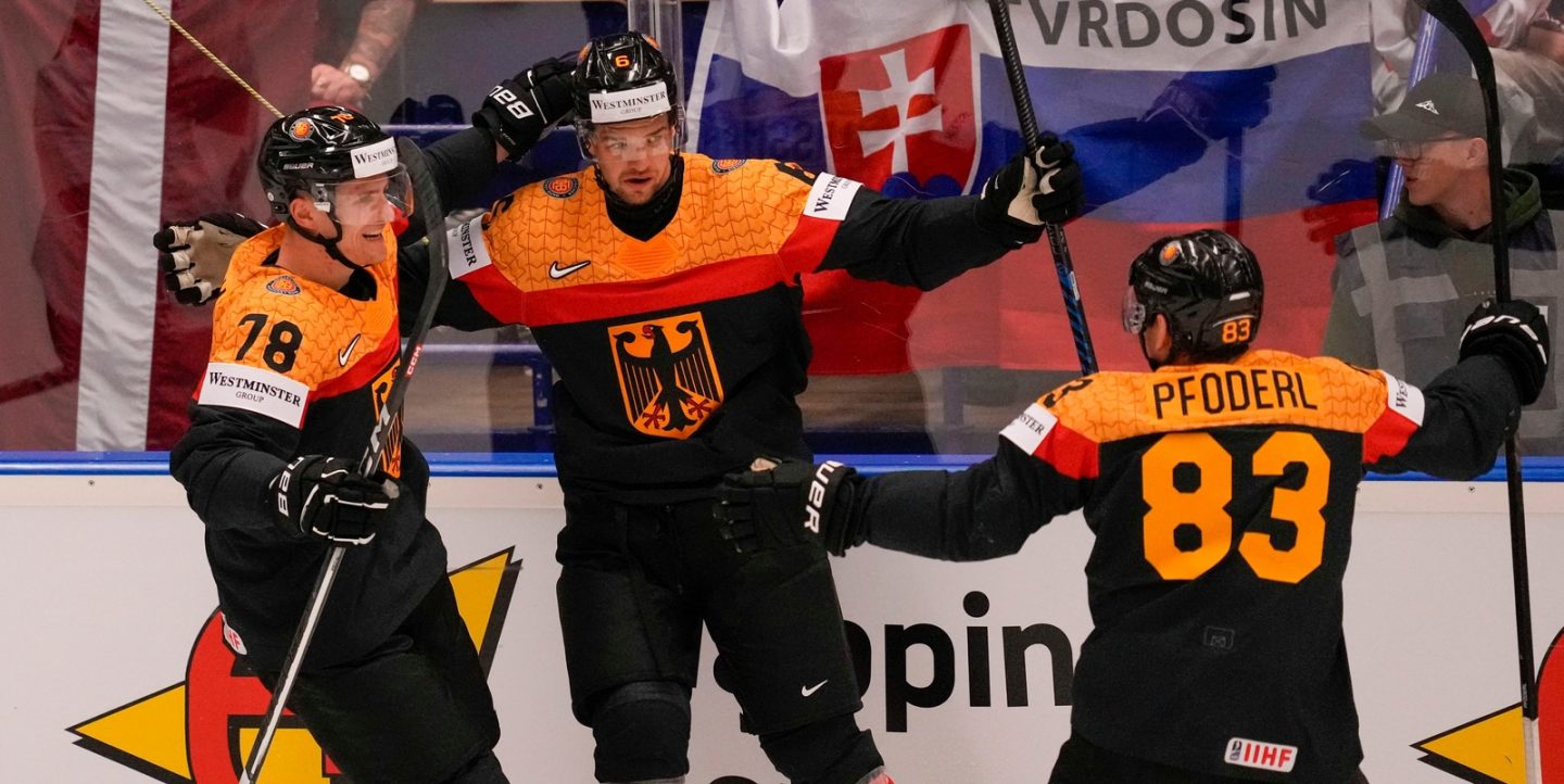 Сборная Германии разгромила латвийцев и другие результаты дня на ЧМ по хоккею