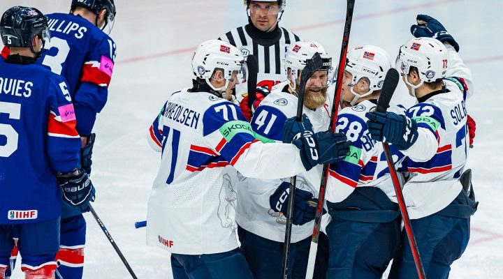 Хоккеисты сборной Беларуси проведут 4 матча с Россией в мае