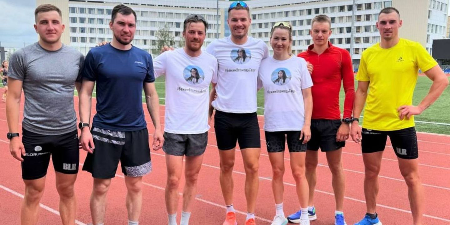 Биатлонисты Логинов и Бабиков и их коллеги из сборной Беларуси пробежали за Сашу Арзамасову
