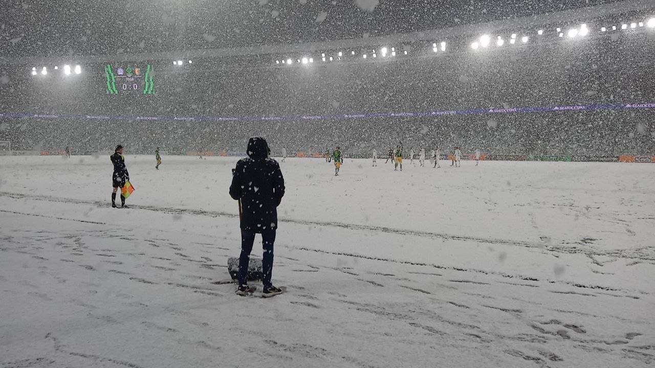 Фотошок: апрельский снегопад, сорвавший матч тура