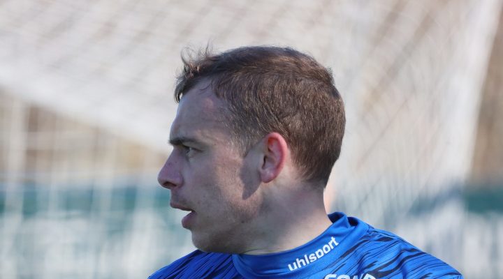 Белорус собрал уникальную коллекцию маек наших видных футболистов