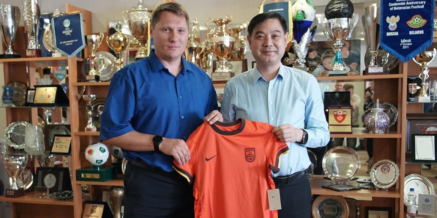 Василевич поведал, почему в матче открытия Национального стадиона белорусы играют с китайцами