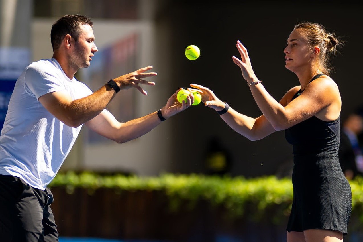 Антон Дубров из-за перепалки с Ариной Соболенко не досмотрел ее матч с Джессикой Пегулой