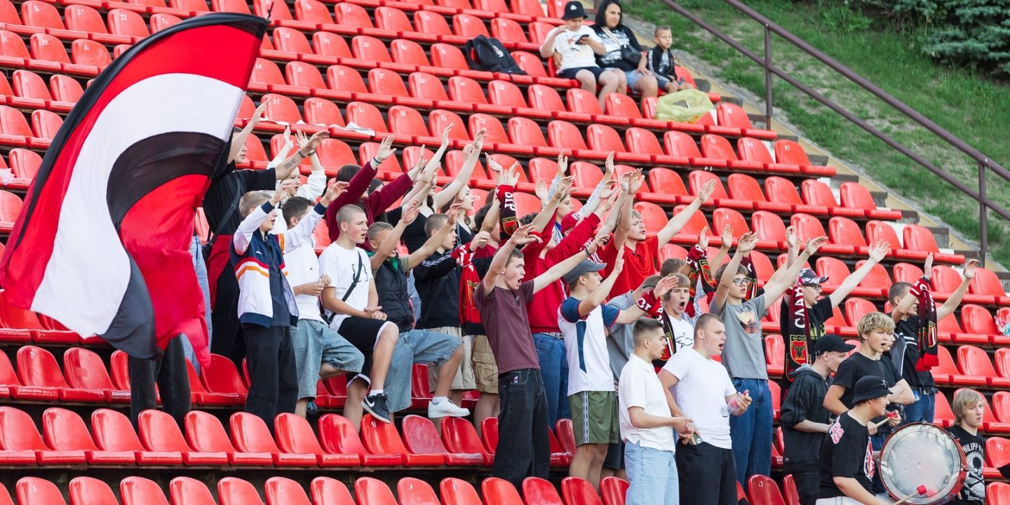 Стало известно состояние здоровья болельщика «Славии» после падения с трибуны