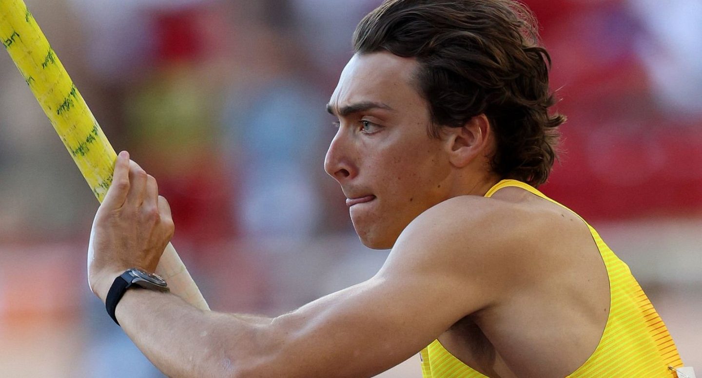 Арман Дюплантис в 13-й раз улучшил мировой рекорд в прыжках с шестом