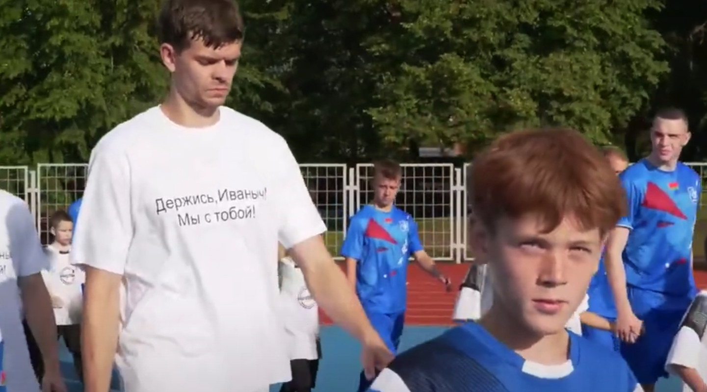 Футболисты &#171;Нафтана&#187; вышли на матч в футболках с надписью &#171;Держись, Иваныч&#187;