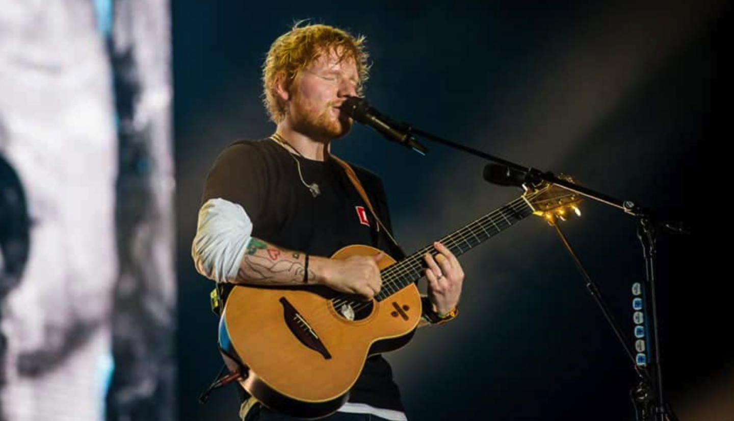 Певец Эд Ширан включен в заявку английского клуба на сезон