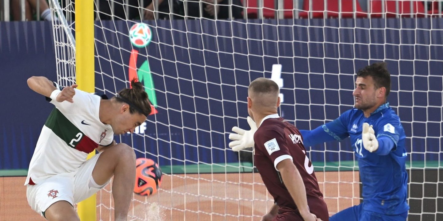 Пляжная сборная Беларуси стартовала в Суперфинале Евролиги с победы над португальцами