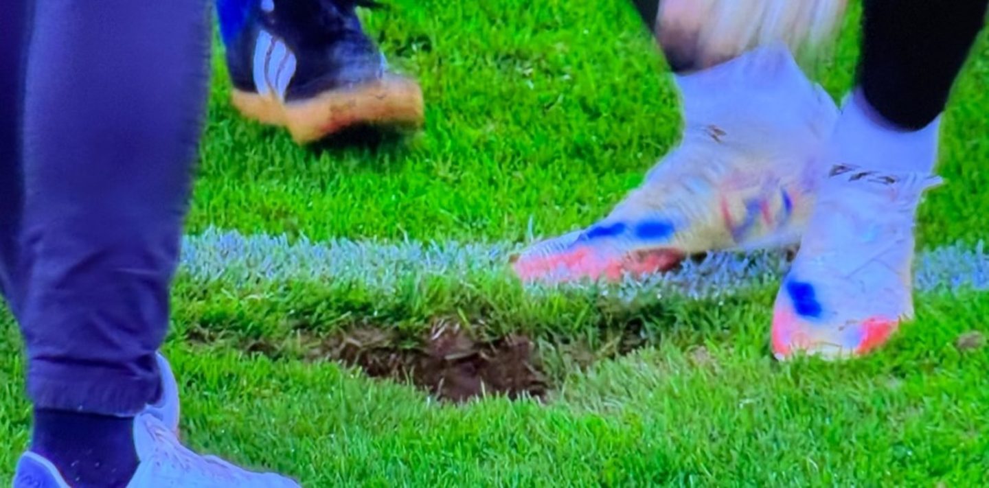 Во время матча Австрия &mdash; Кипр провалился газон