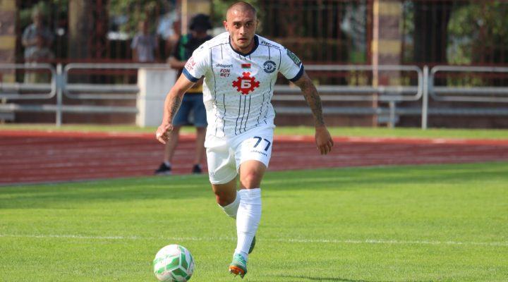 Белорус собрал уникальную коллекцию маек наших видных футболистов