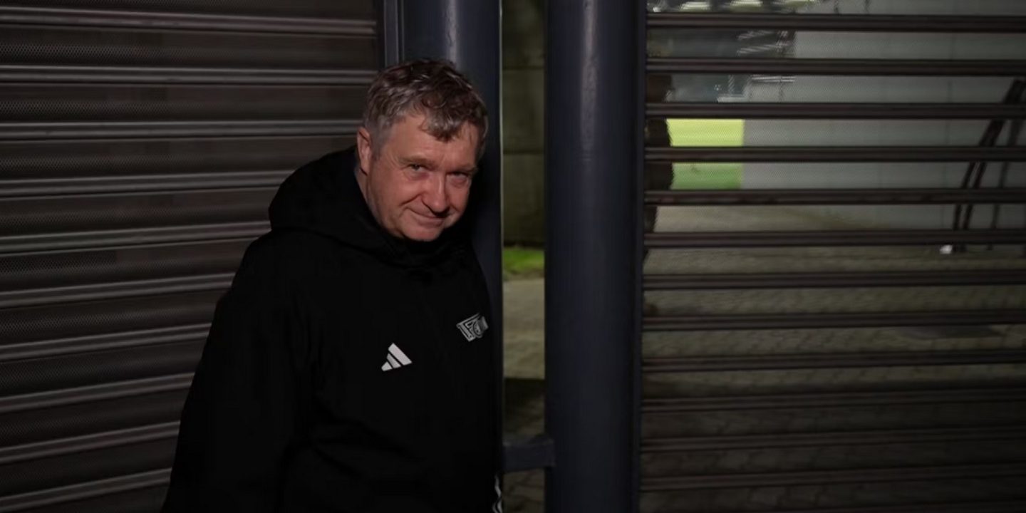 Болельщик сборной Дании посмотрел матч с Беларусью через щель в заборе