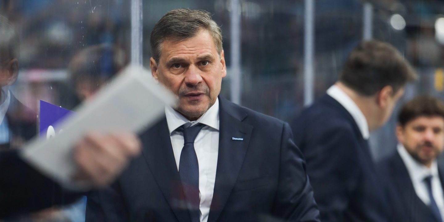 Дмитрий Квартальнов получил памятную табличку под хит «Я люблю тебя, Дима»