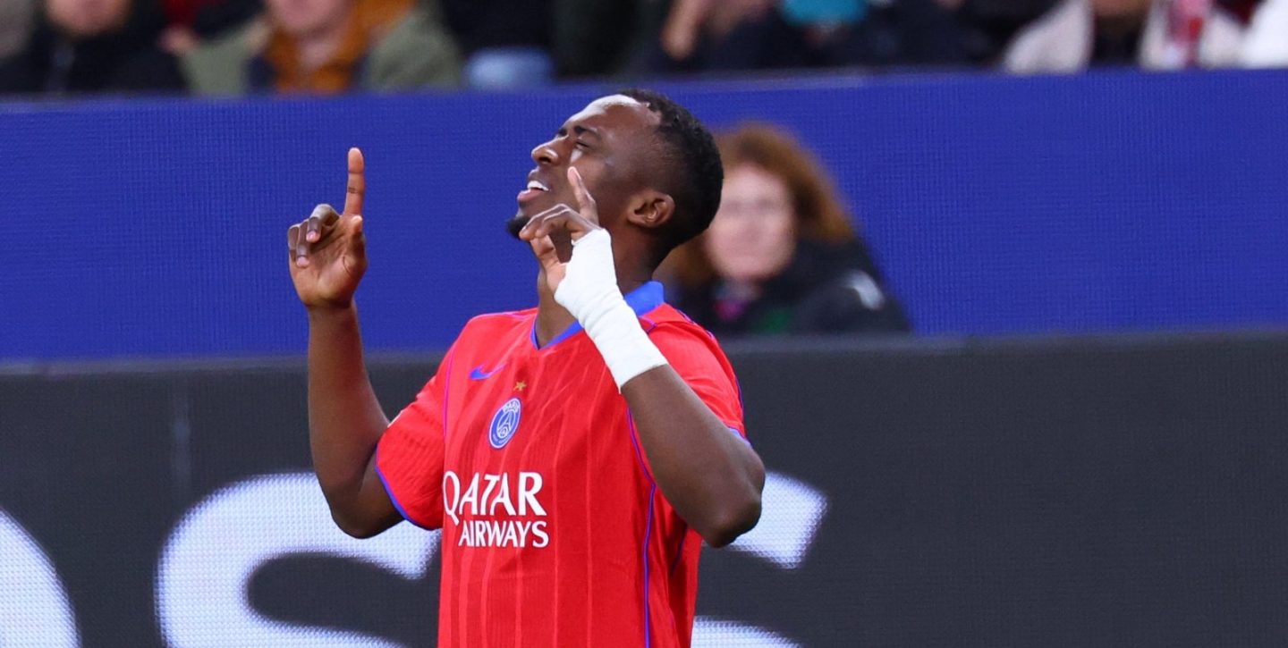 «ПСЖ» в матче с двумя удалениями и девятью голами победил «Байер»