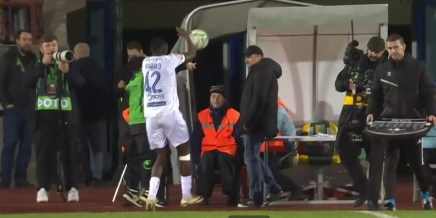 Легионер минского «Динамо» толкнул болбоя в матче с «Неманом» (видео)