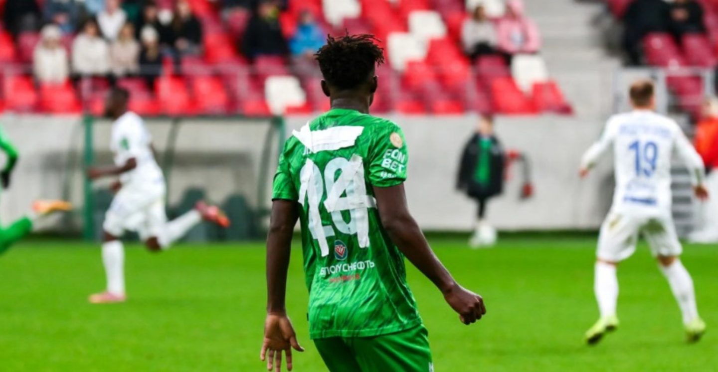 Реймонд Адеола порвал футболку во время матча с минским «Динамо»