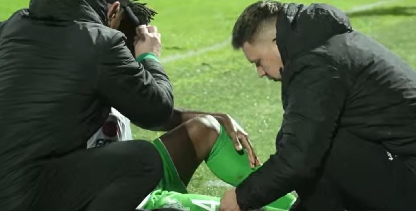 Реймонд Адеола разбил голову после столкновения со штангой ворот