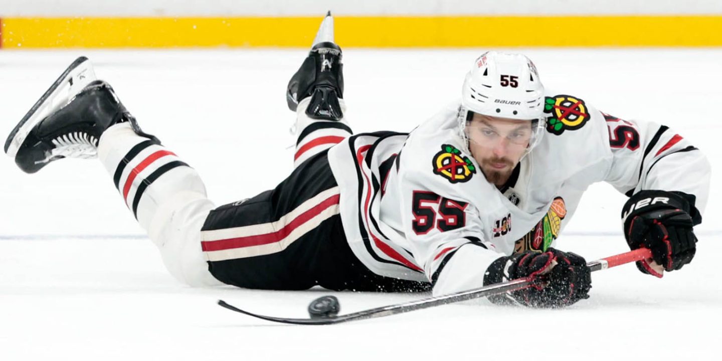 Артем Левшунов набрал первый балл за «Чикаго» в новом сезоне НХЛ