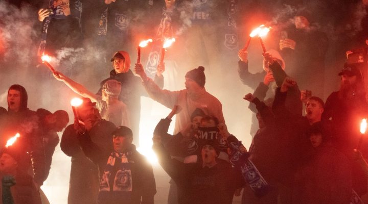 стамбульский стадион полный фанатов с дымовыми шашками