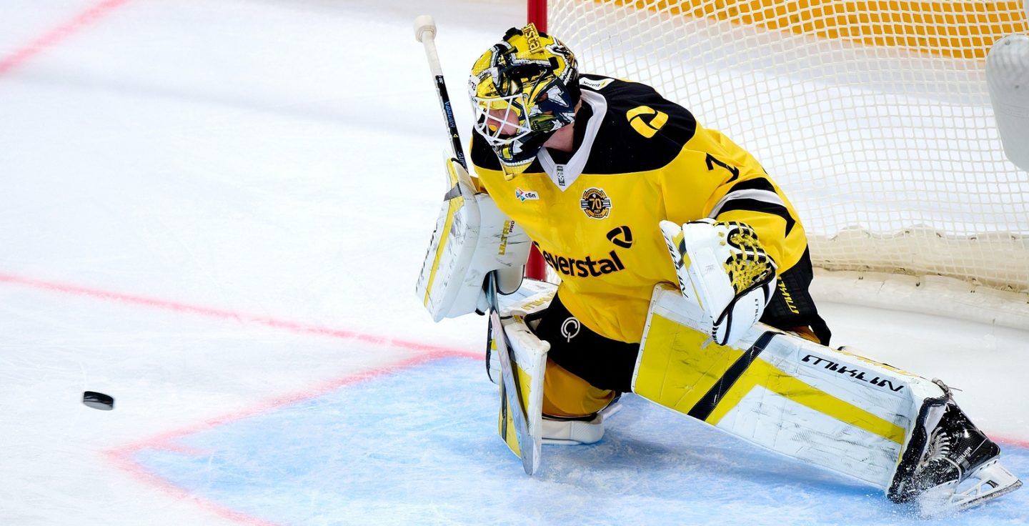 Тренерский штаб «Северстали» после трех пропущенных голов выпустил белоруса Константина Шостака