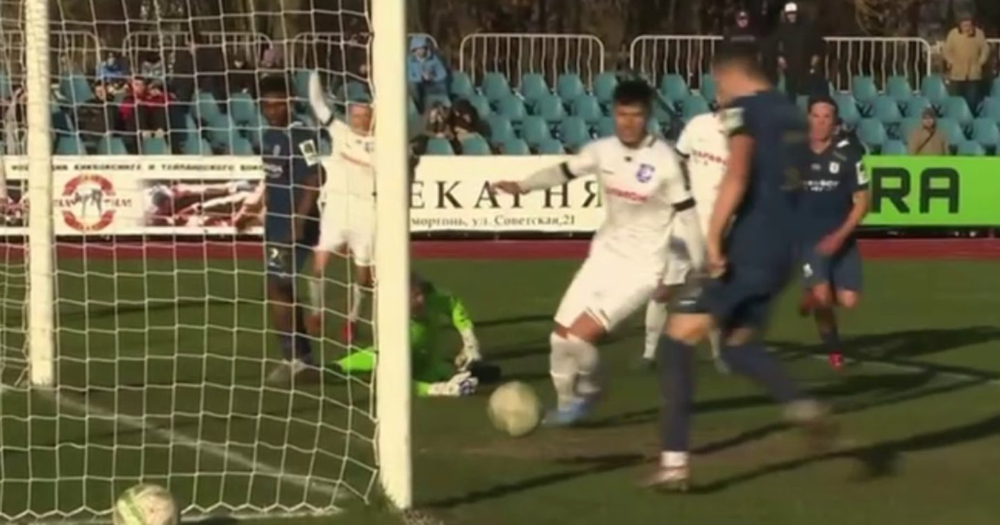 Кочка на поле не позволила мячу войти в ворота в матче Betera-высшей лиги