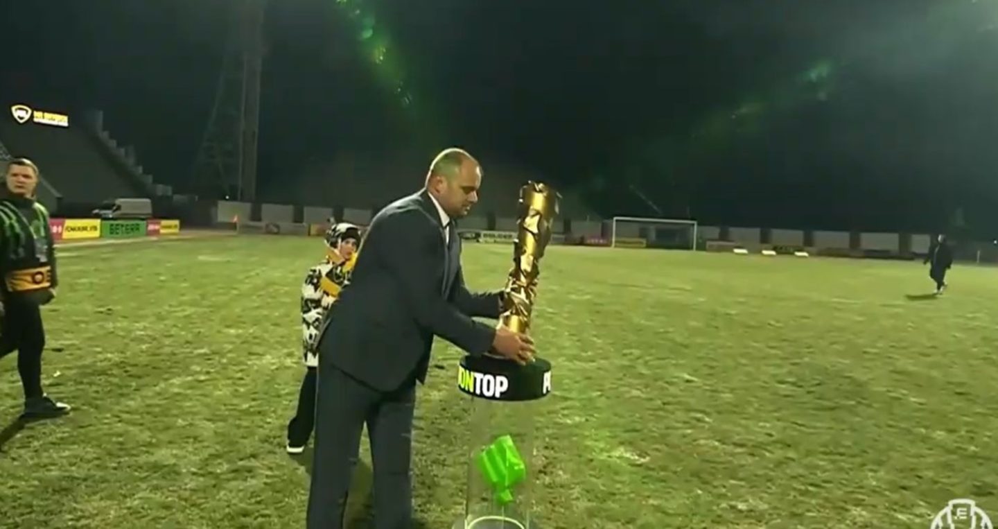 Евгений Булойчик вручил чемпионский кубок «МЛ Витебску»