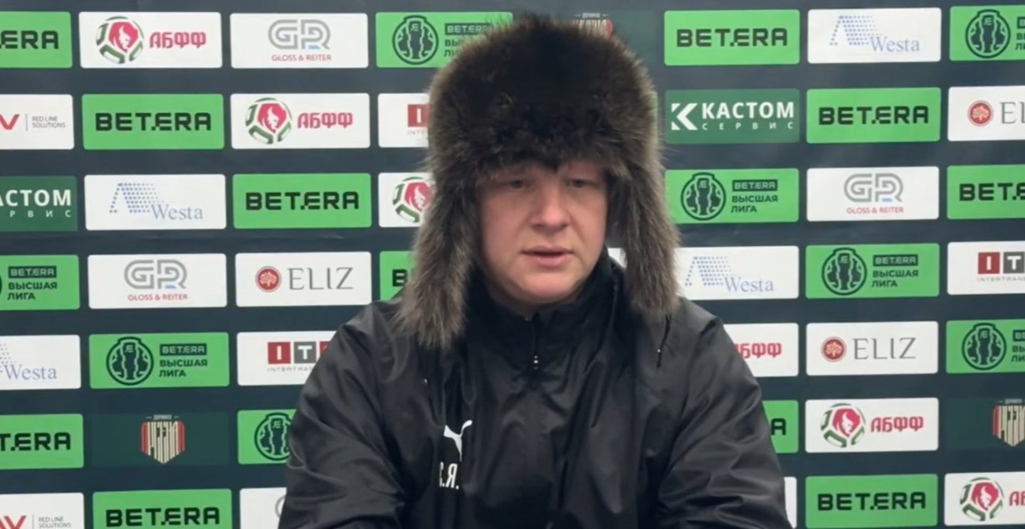 Тренер дзержинского &#171;Арсенала&#187; пришел на пресс-конференцию в шапке-ушанке