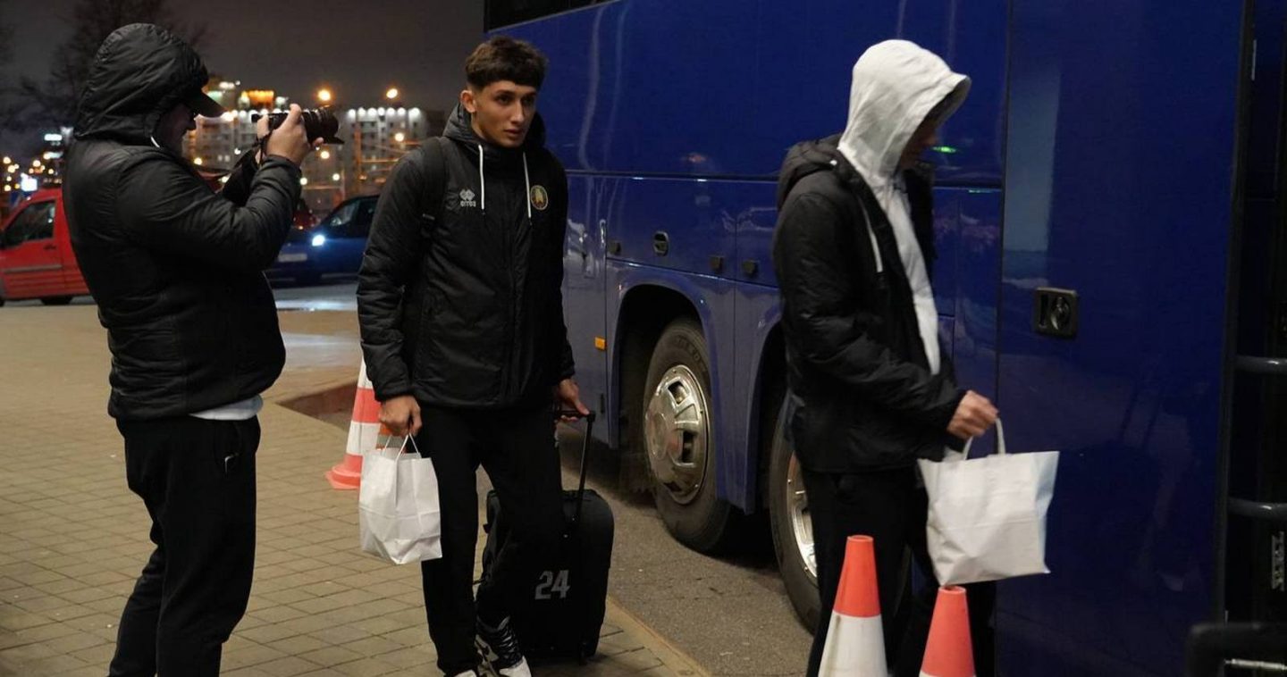 Белорусские футболисты с опозданием регистрируются на рейс в Копенгаген