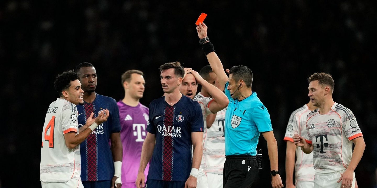 Футболист «Баварии» Диас сделал дубль и был удален в первом тайме матча с «ПСЖ»