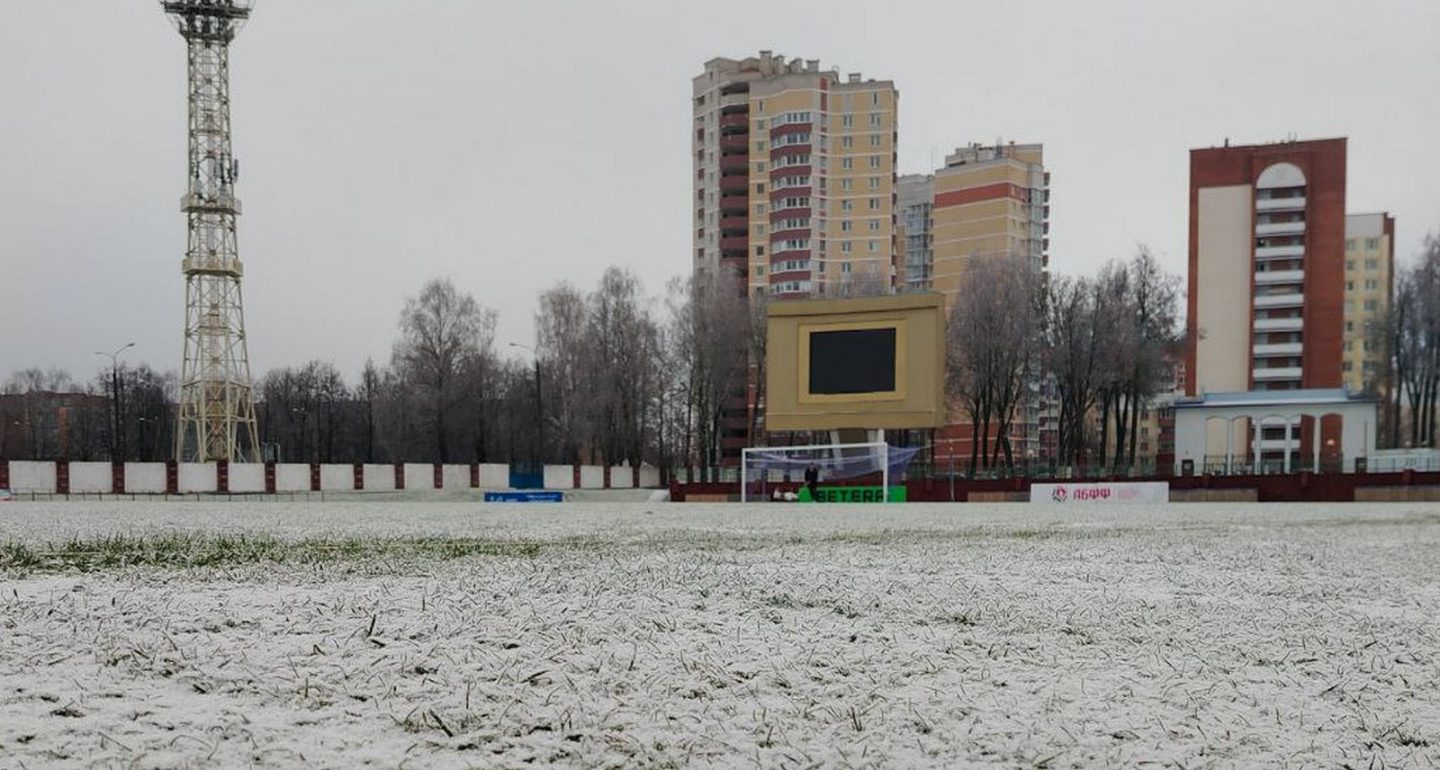 На газоне стадиона ЦСК «Витебский», где «МЛ» может оформить чемпионство, лежит снег