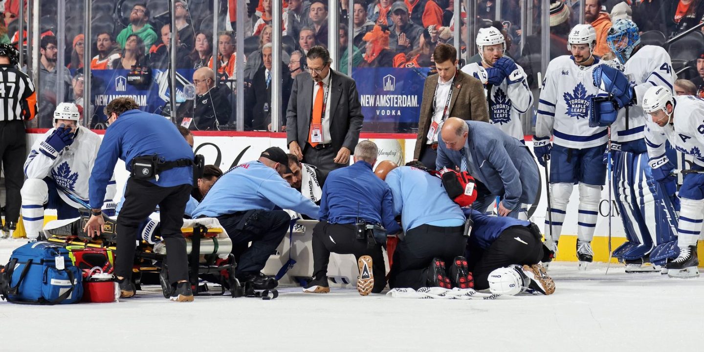 Защитник «Торонто» Танев получил жуткую травму после хита форварда «Филадельфии» Мичкова