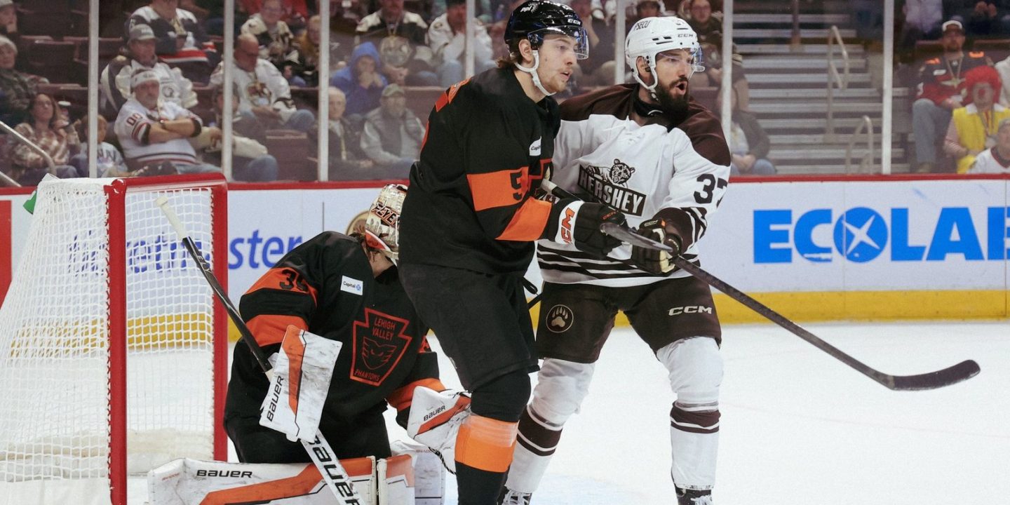 Илья Протас отдал голевой пас в матче АХЛ с командой Алексея Колосова