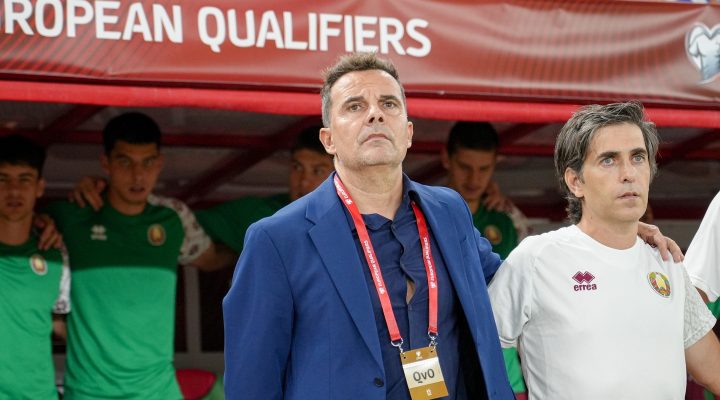 Белорус собрал уникальную коллекцию маек наших видных футболистов