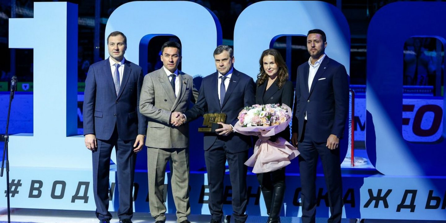 Перстень, слова мамы и победа. Репортаж с тысячного матча Квартальнова