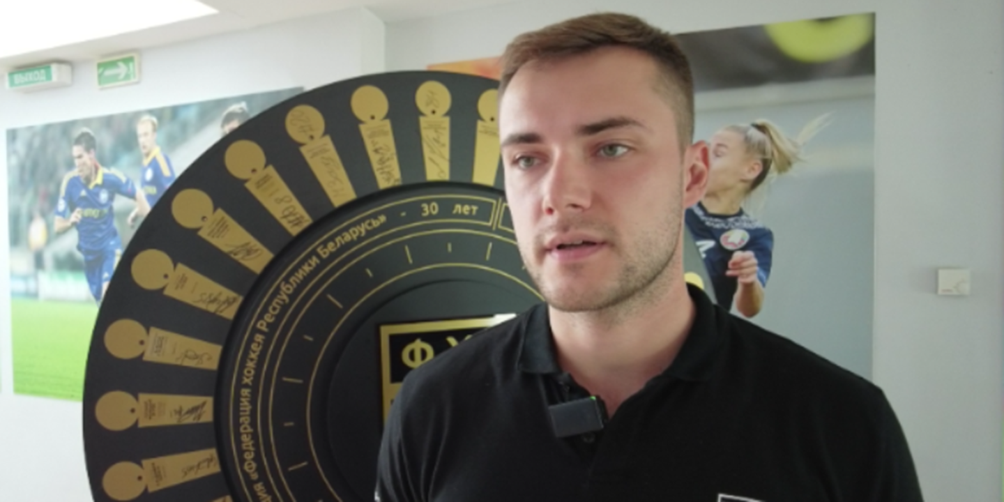 Белорусский арбитр получил несколько ударов в голову в драке во время матча КХЛ (видео)