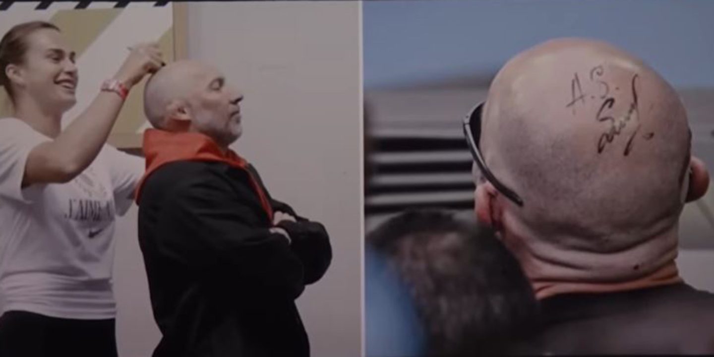 Арина Соболенко вспомнила, как расписывалась на лысой голове тренера