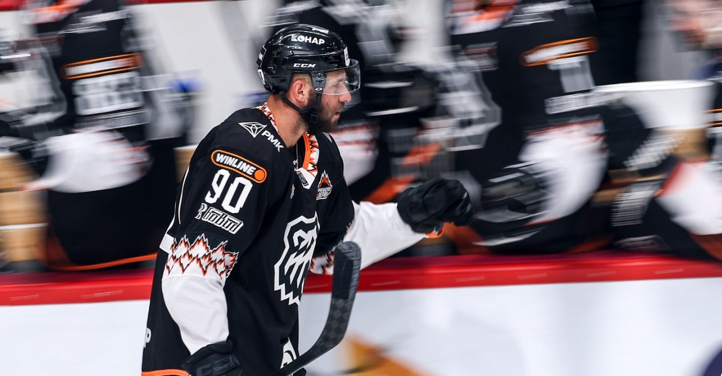 Дубль Джошуа Ливо привел «Трактор» к победе над «Амуром» Александра Андриевского