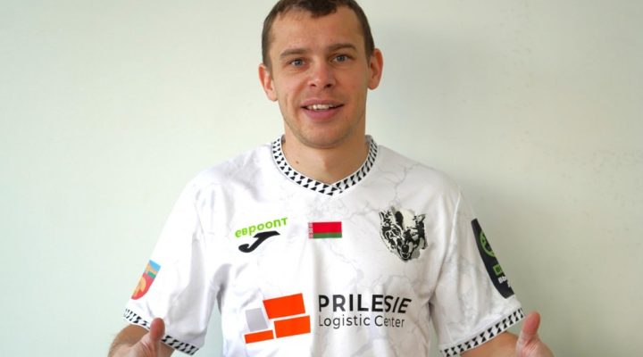 Белорус собрал уникальную коллекцию маек наших видных футболистов