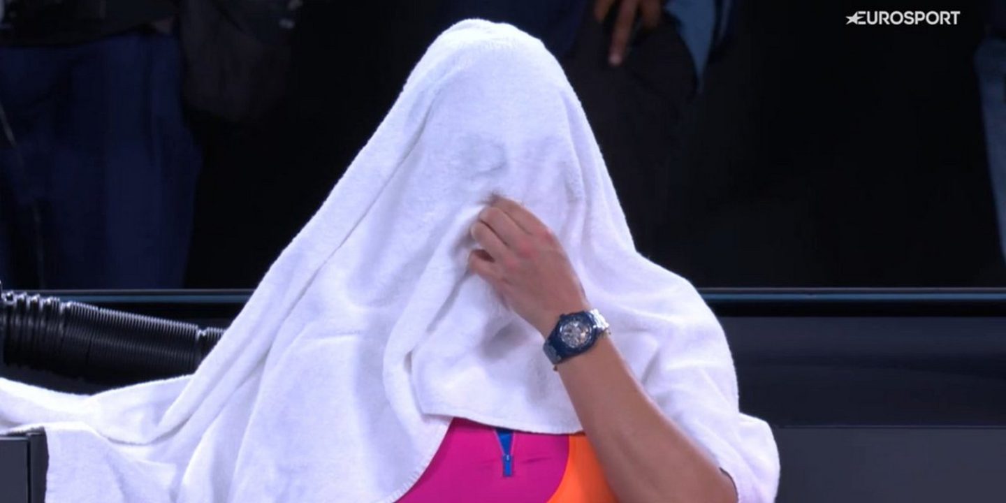 Арина Соболенко накрыла голову полотенцем после поражения в финале Australian Open