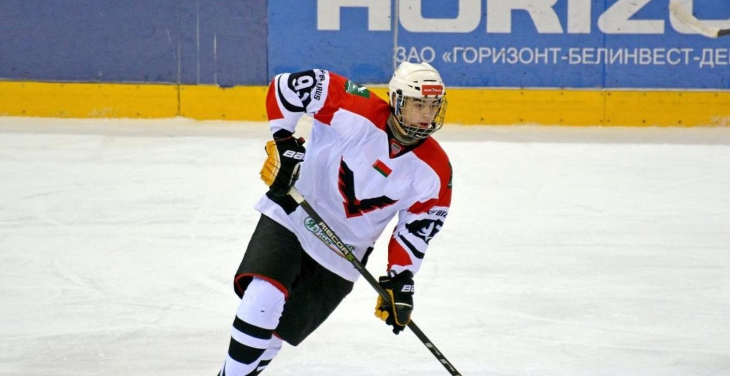 Белорусский хоккеист завершил карьеру в 19 лет