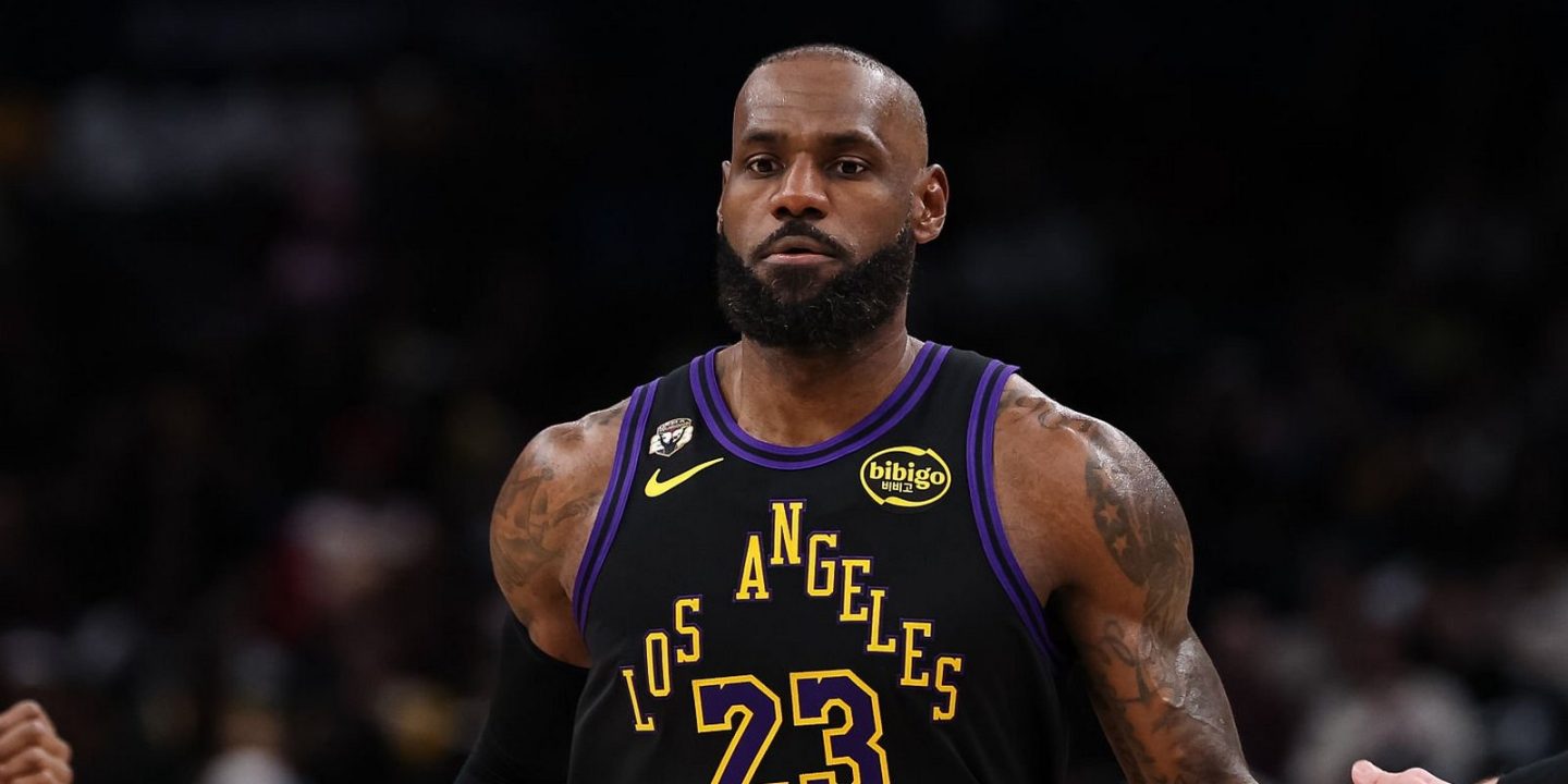 Алексей Протас получил майку Леброна Джеймса с автографом