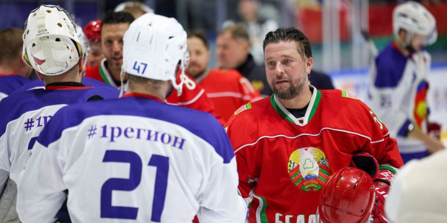 Александр Лукашенко обнял Ярослава Чуприса перед матчем Республиканской хоккейной лиги