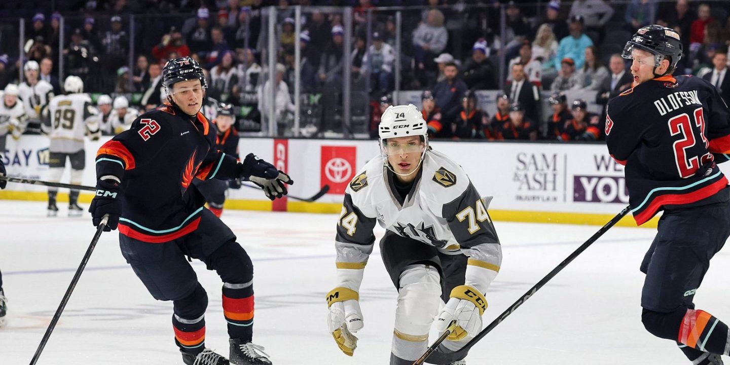 Андрей Лошко оформил 1+2 и стал первой звездой матча АХЛ