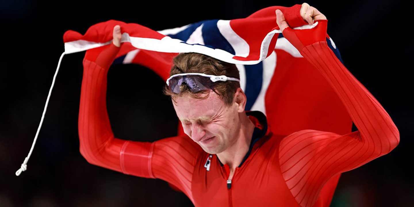 Норвежец Эйтрем с олимпийским рекордом победил на дистанции 5 000 м в конькобежном спорте