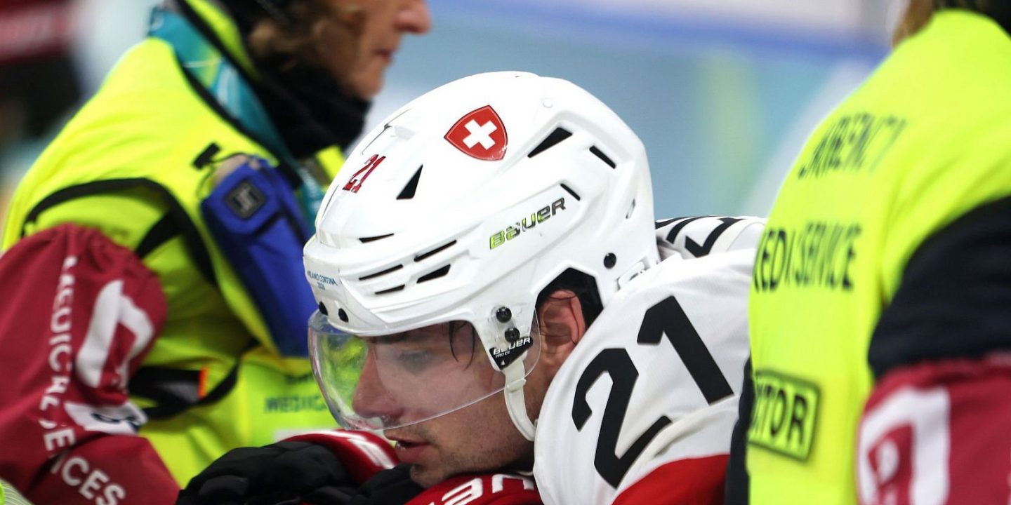 Форварда сборной Швейцарии увезли на носилках во время матча с Канадой на Олимпиаде-2026
