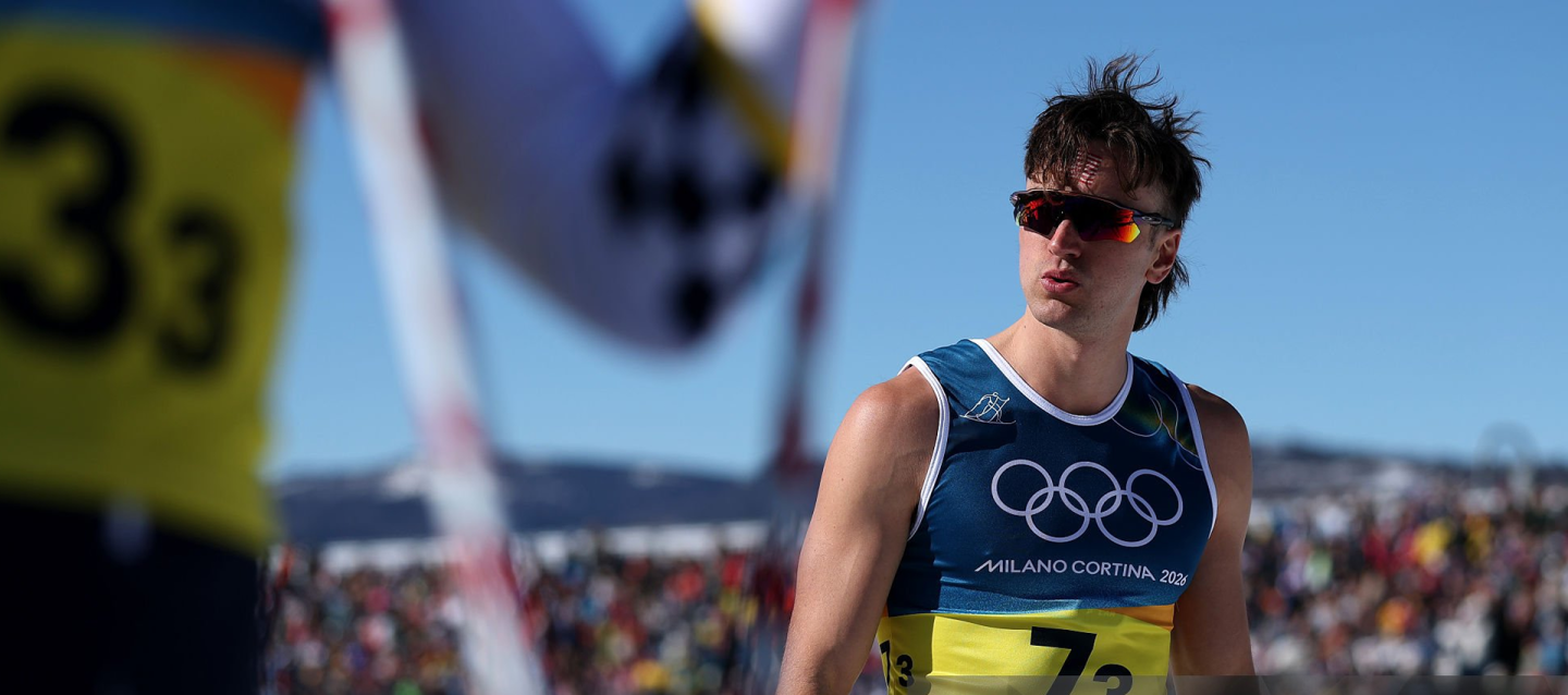 Лыжник из США побежал эстафету на зимней Олимпиаде с голым торсом